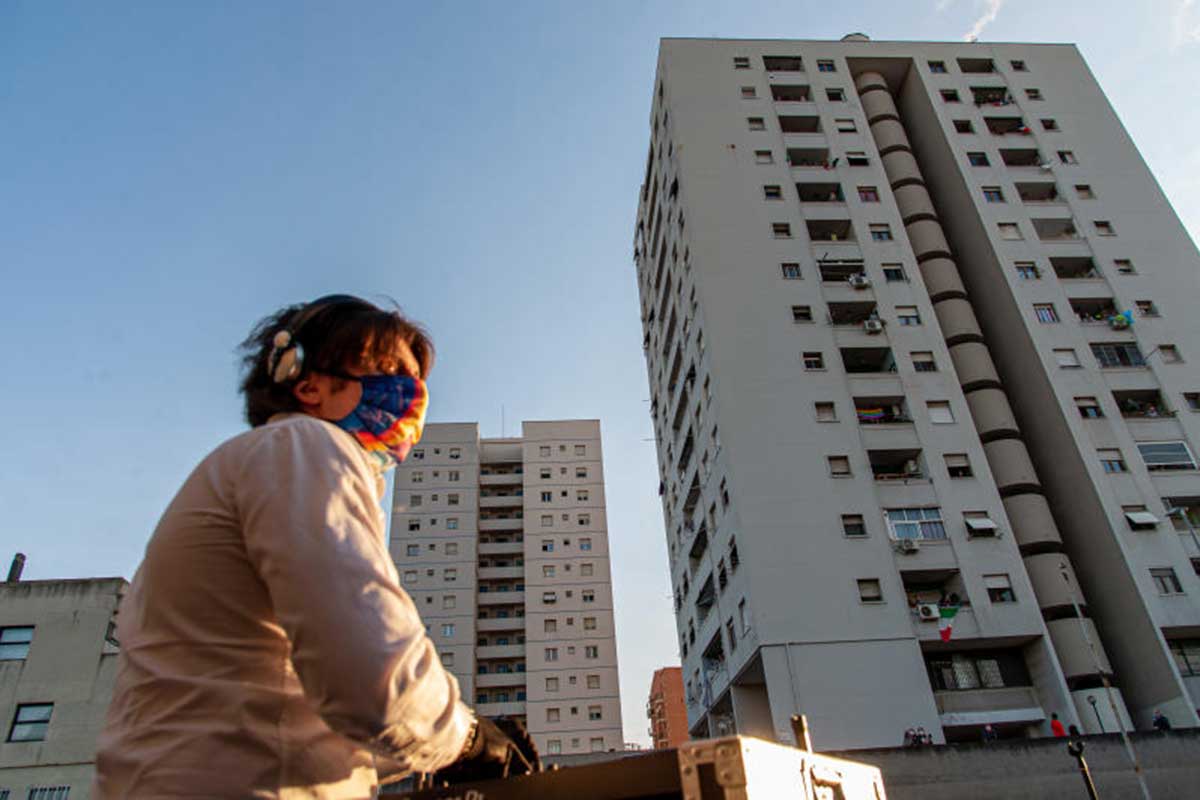 Lite tra ragazzine finisce a coltellate: Tor Bella Monaca Bronx, un arresto Lite tra ragazzine finisce a coltellate: Tor Bella Monaca Bronx, un arresto