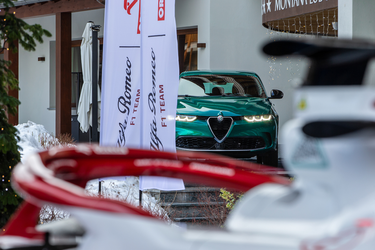 Valtteri Bottas e Zhou Guanyu testano la nuova Alfa Romeo Tonale Valtteri Bottas e Zhou Guanyu testano la nuova Alfa Romeo Tonale