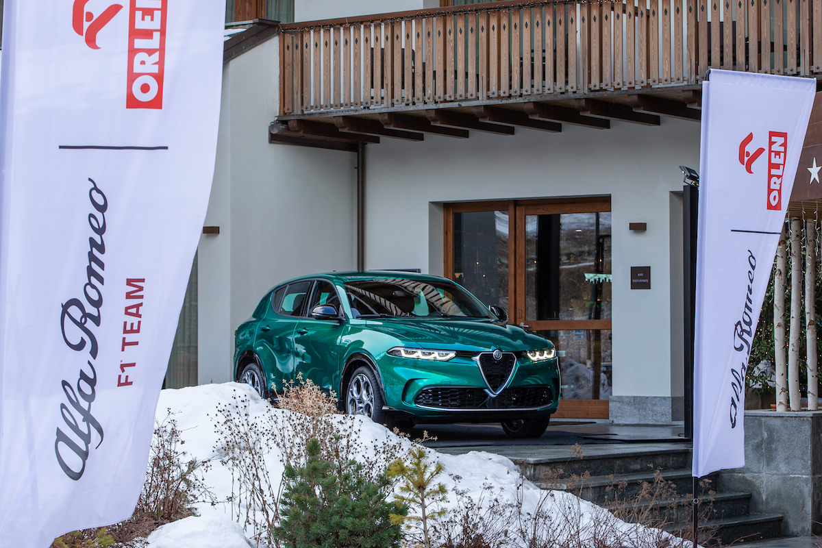 Valtteri Bottas e Zhou Guanyu testano la nuova Alfa Romeo Tonale Valtteri Bottas e Zhou Guanyu testano la nuova Alfa Romeo Tonale