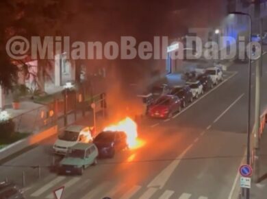 Milano, bomba carta su auto parcheggiata provoca incendio