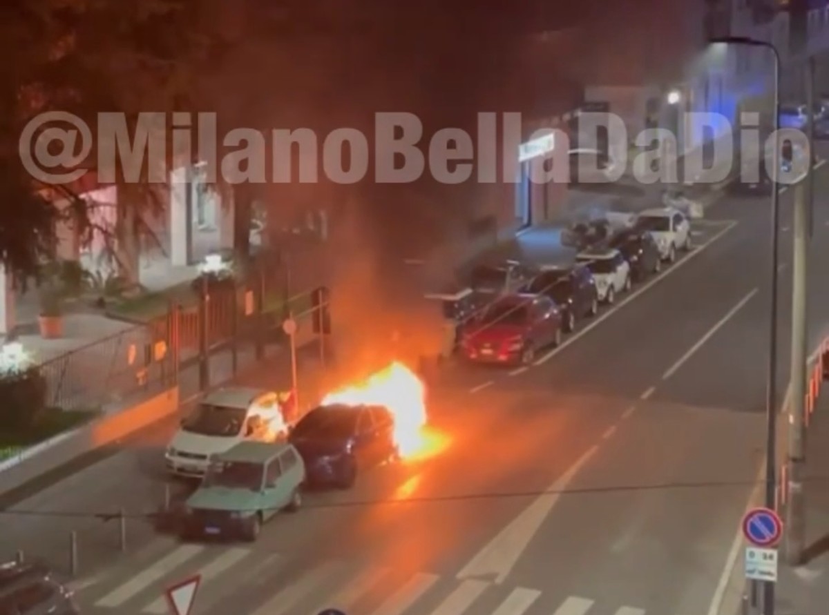Milano, bomba carta su auto parcheggiata provoca incendio Milano, bomba carta su auto parcheggiata provoca incendio