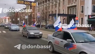 Putin riconosce il Donbass, il corteo di auto con le bandiere russe a Donetsk