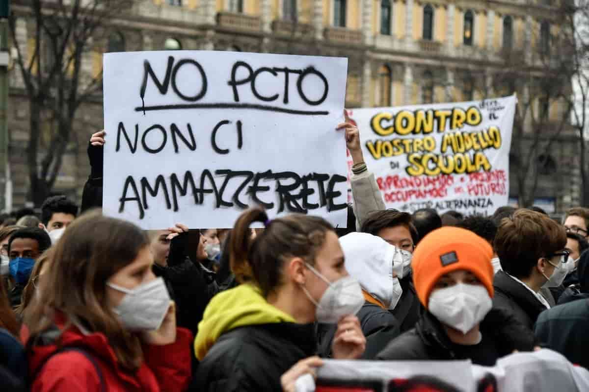 Milano, occupato il liceo Volta: continuano le proteste degli studenti Milano, occupato il liceo Volta: continuano le proteste degli studenti
