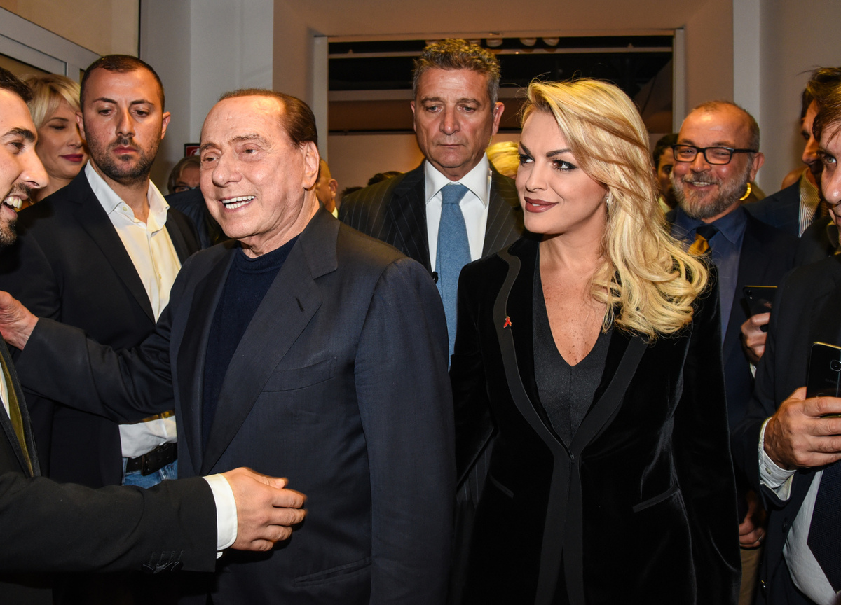 Matrimonio Berlusconi, la ex Pascale: “Si sposa? Auguri. Mi fumerò una canna” Matrimonio Berlusconi, la ex Pascale: “Si sposa? Auguri. Mi fumerò una canna”