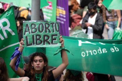 Francia, il Parlamento estende l’aborto da 12 a 14 settimane