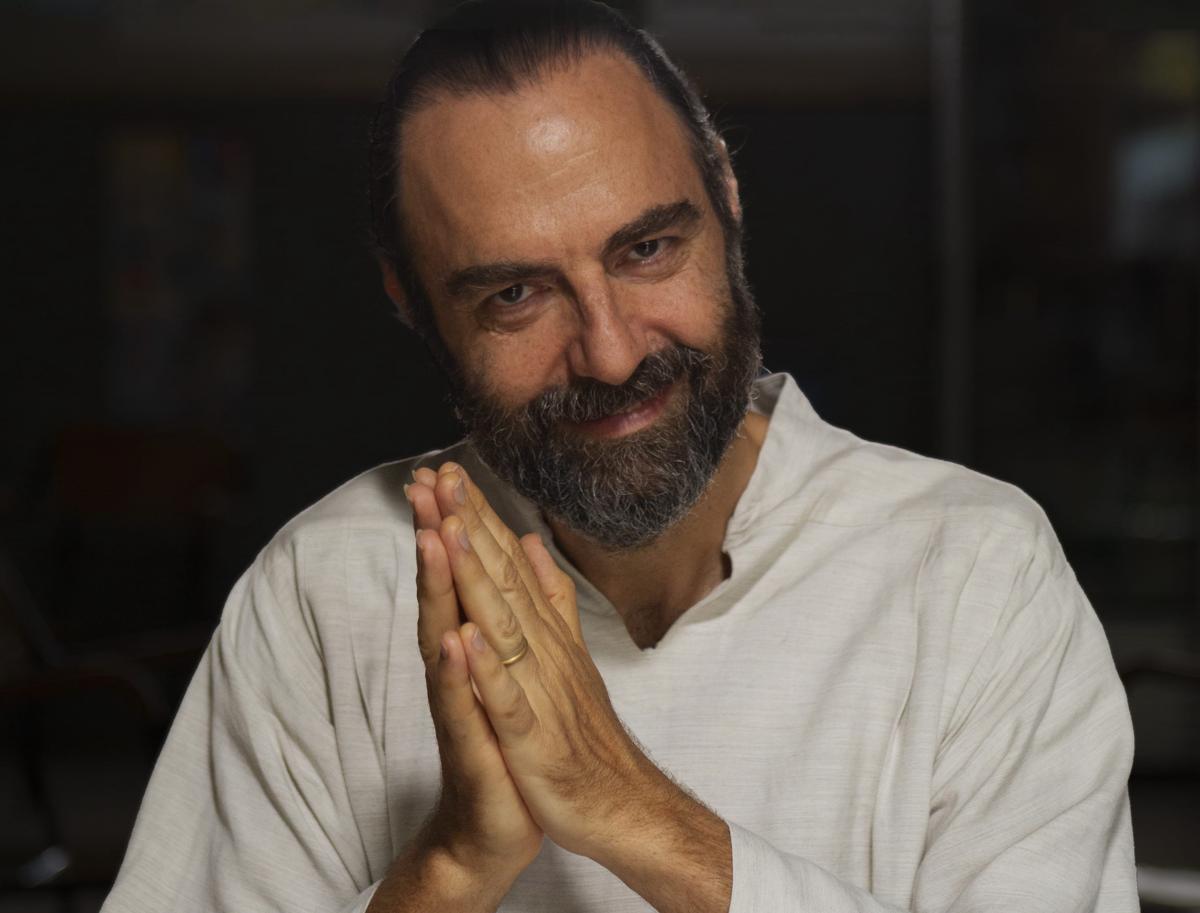 RaiPlay, Marcorè è “il Santone di Centocelle”: in onda la serie su Osho