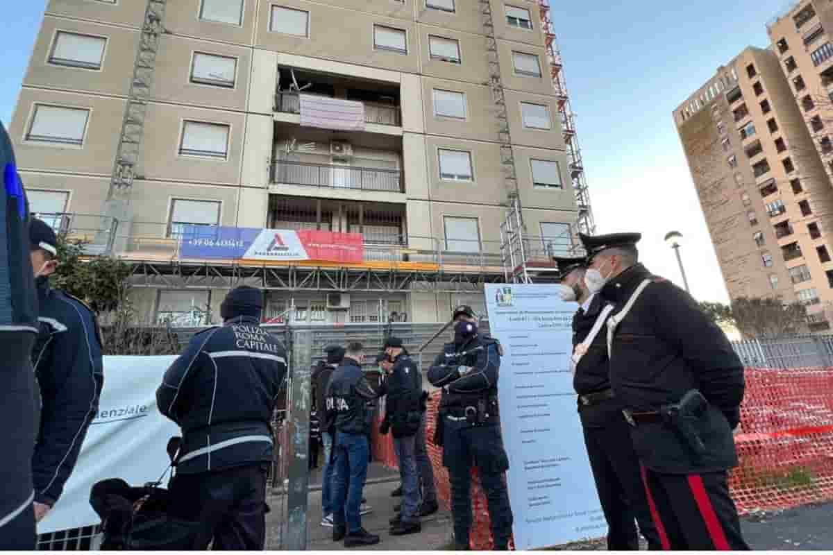 Blitz a Tor Bella Monaca, cacciate 16 persone dagli appartamenti occupati Blitz a Tor Bella Monaca, cacciate 16 persone dagli appartamenti occupati