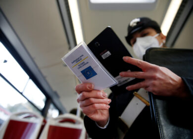 Trans, esibizione del Green Pass: un coming out forzato