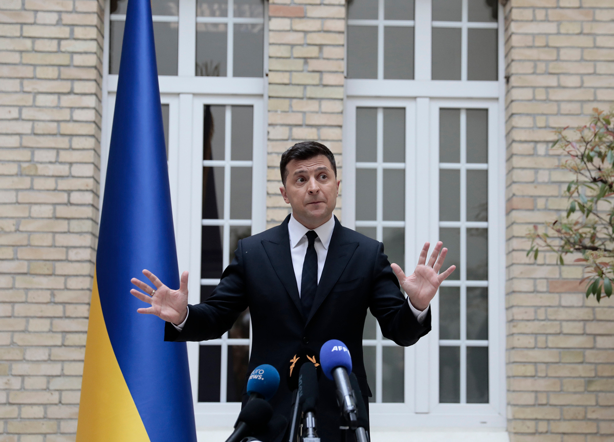 Ucraina, Zelensky introduce la legge marziale. “Putin vuole la grande guerra”