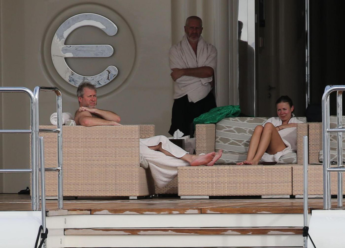 Abramovich sposta yacht in acque sicure. Fuga dall’Europa per oligarchi russi Abramovich sposta yacht in acque sicure. Fuga dall’Europa per oligarchi russi