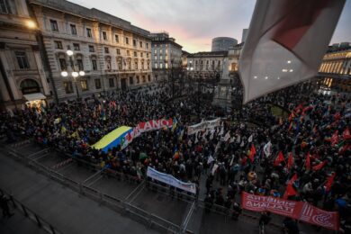Ucraina, migliaia di persone in piazza della Scala a Milano