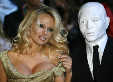 Guarda “Pam & Tommy” e spende 83.000 euro per assomigliare a Pamela Anderson