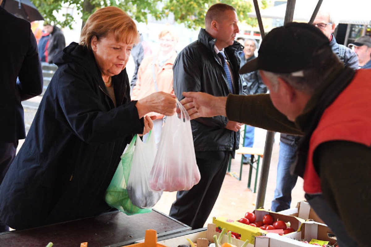 Berlino, Merkel derubata del portafoglio al supermercato Berlino, Merkel derubata del portafoglio al supermercato