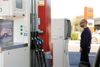 Guerra Ucraina, vola il carburante. Stangata per le famiglie italiane: +400 €