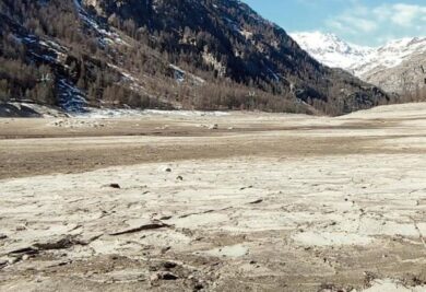 Piemonte in siccità, il lago di Ceresole è prosciugato e la pioggia non arriva