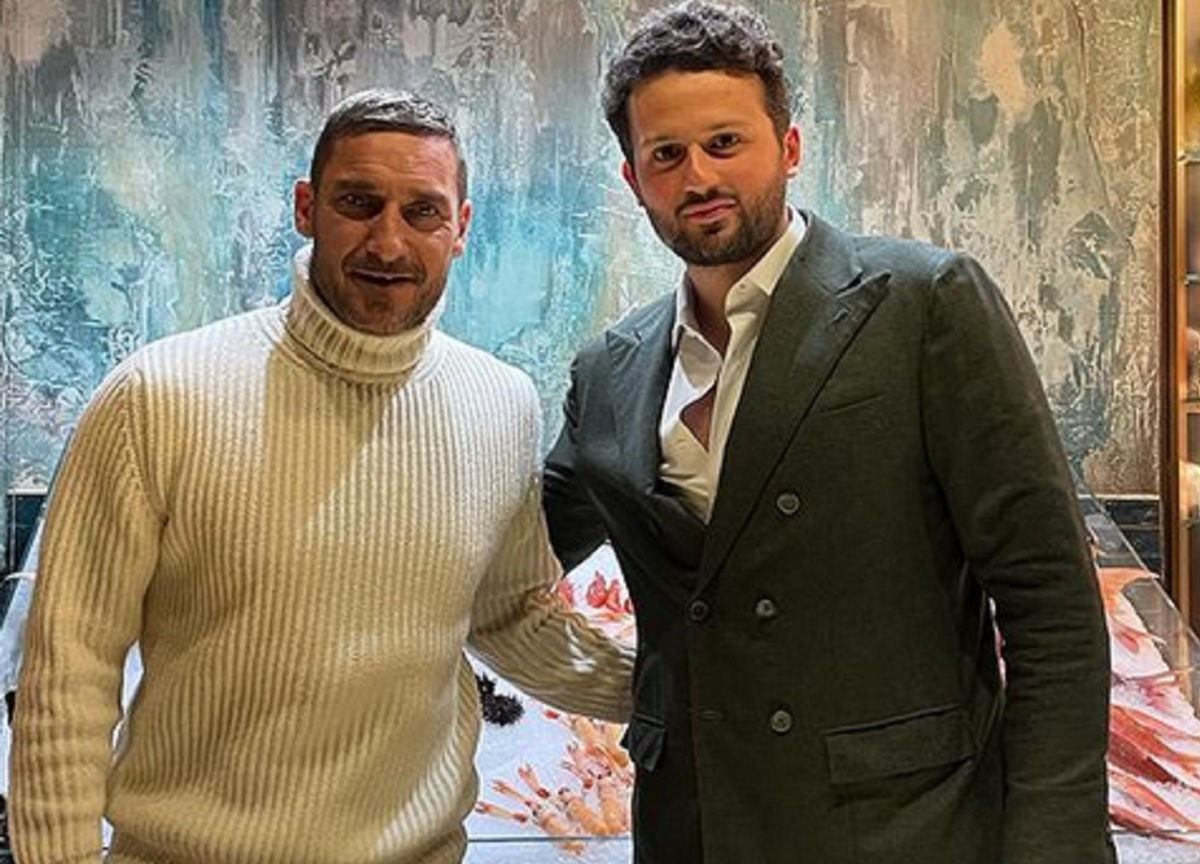 Totti a cena al ristorante a Milano (senza Ilary Blasi) Totti a cena al ristorante a Milano (senza Ilary Blasi)