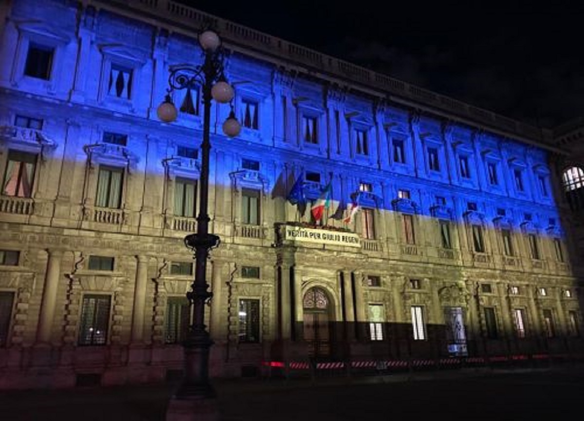 Crisi Ucraina: facciata di Palazzo Marino illuminato di giallo e blu Crisi Ucraina: facciata di Palazzo Marino illuminato di giallo e blu