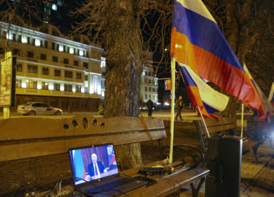 Ucraina, Anonymous dichiara guerra alla Russia: attacco hacker a Cremlino e…