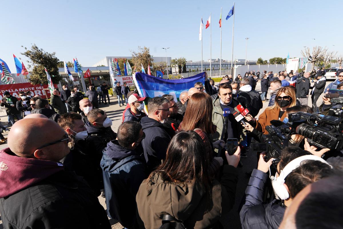 Bosch, i lavoratori di Bari protestano contro i 700 esuberi Bosch, i lavoratori di Bari protestano contro i 700 esuberi