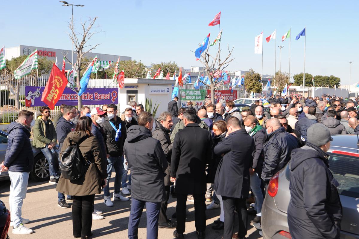 Bosch, i lavoratori di Bari protestano contro i 700 esuberi Bosch, i lavoratori di Bari protestano contro i 700 esuberi