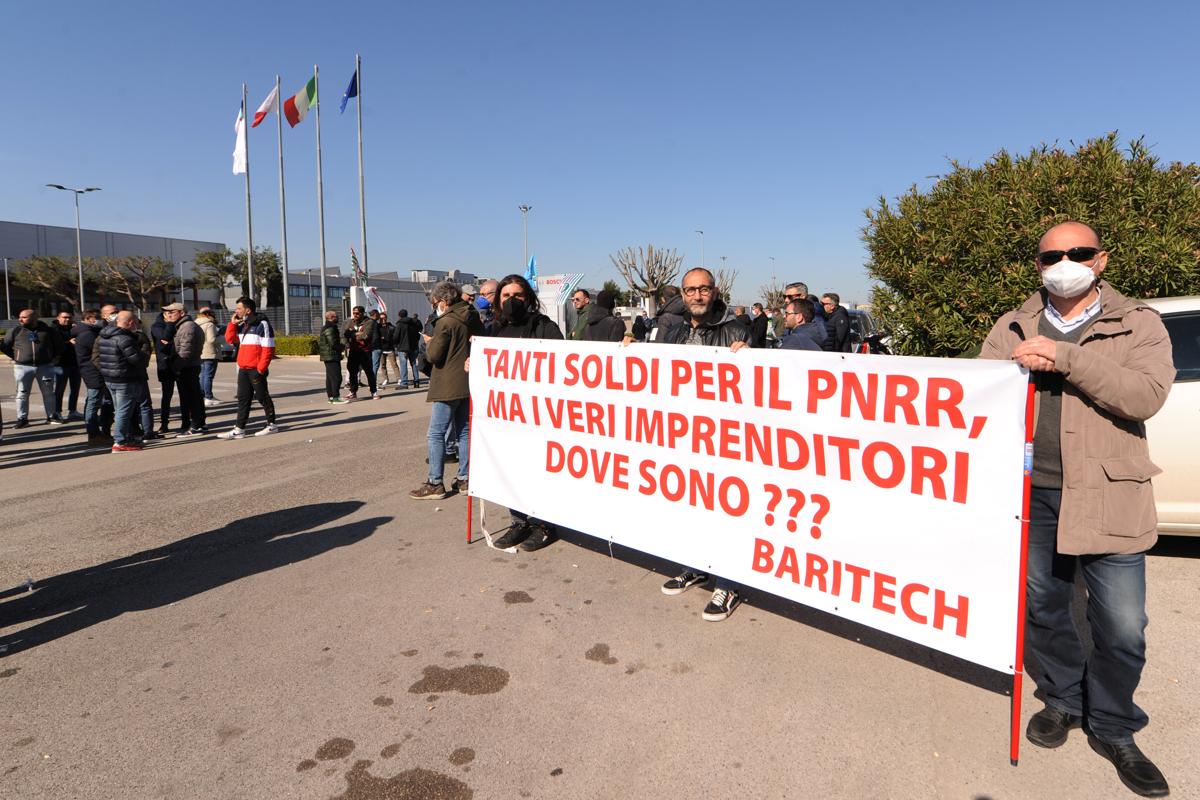 Bosch, i lavoratori di Bari protestano contro i 700 esuberi Bosch, i lavoratori di Bari protestano contro i 700 esuberi