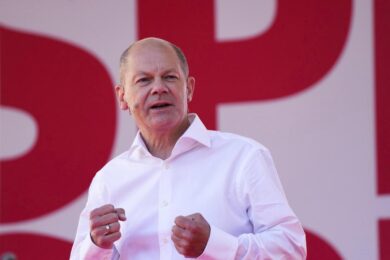 Germania, svolta storica: Scholz manda armi a Kiev e investe in difesa