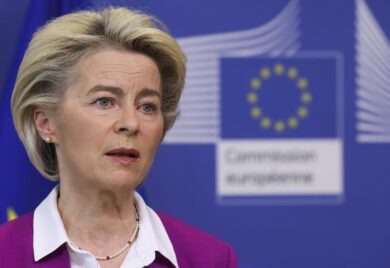 Ucraina, Ue finanzierà armi per la prima volta. Spazio aereo chiusi ai russi