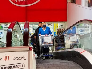 Angela Merkel derubata del portafoglio mentre fa la spesa al supermercato