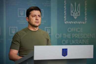 Guerra, Ucraina accerchiata. Zelensky: “Pronti a negoziare, no in Bielorussia”