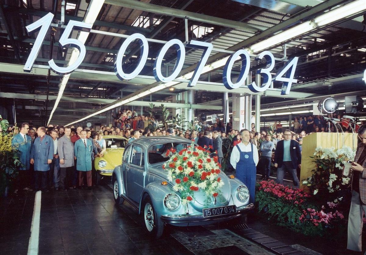 50 anni fa, il Maggiolino Volkswagen supera ogni record 50 anni fa, il Maggiolino Volkswagen supera ogni record