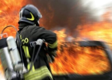 Terni, incendio in un’azienda di trasporti: bruciano bancali e plastica