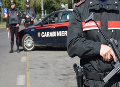 Rho, medico si barrica in casa e spara cinque colpi: denunciato