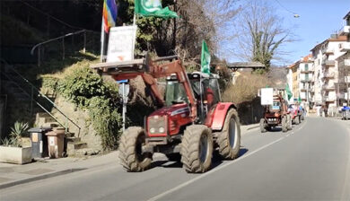 Caro materie prime, 50 trattori sfilano a Rossiglione (GE) per protesta. VIDEO