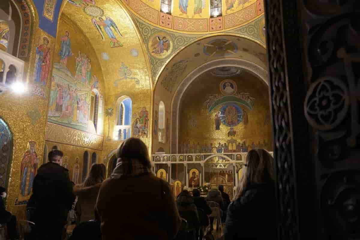 Ucraina: romani in coda per spedire cibo e medicine, anche scadute Ucraina: romani in coda per spedire cibo e medicine, anche scadute