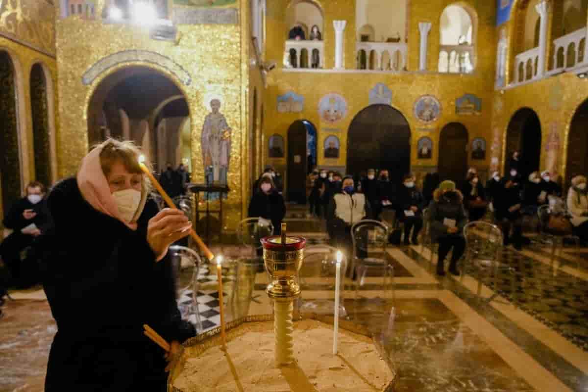 Ucraina: romani in coda per spedire cibo e medicine, anche scadute Ucraina: romani in coda per spedire cibo e medicine, anche scadute