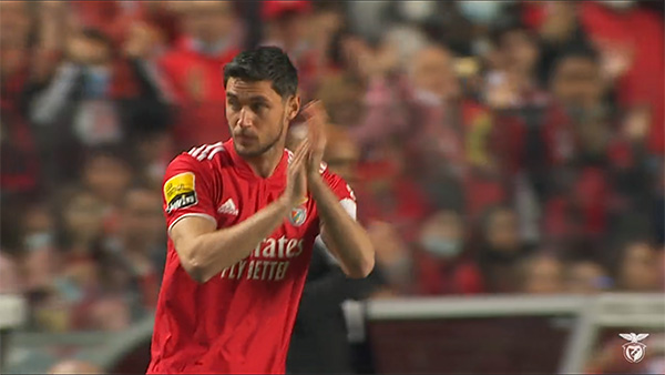 La commovente accoglienza dei tifosi del Benfica all’ucraino Yaremchuk (che piange) La commovente accoglienza dei tifosi del Benfica all’ucraino Yaremchuk (che piange)