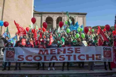 Gualtieri “beccate ‘sto corteo”: in piazza educatrici e lavoratori delle mense