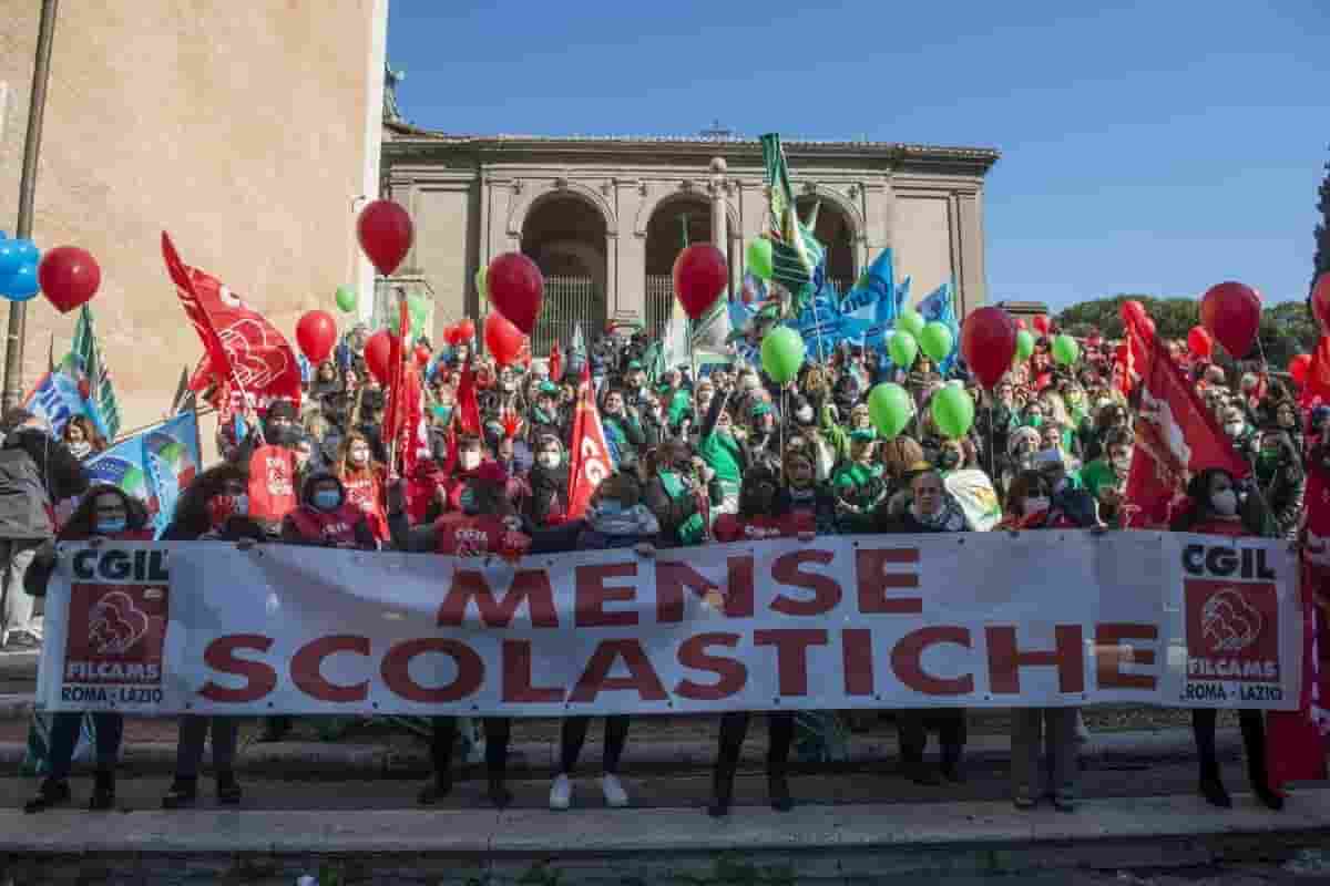 Gualtieri “beccate ‘sto corteo”: in piazza educatrici e lavoratori delle mense Gualtieri “beccate ‘sto corteo”: in piazza educatrici e lavoratori delle mense