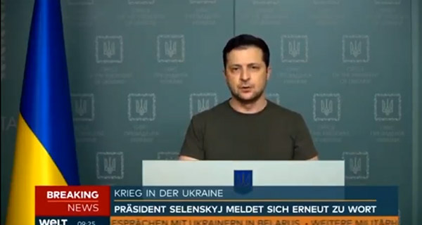 Ucraina, interprete scoppia in lacrime mentre traduce il discorso di Zelensky