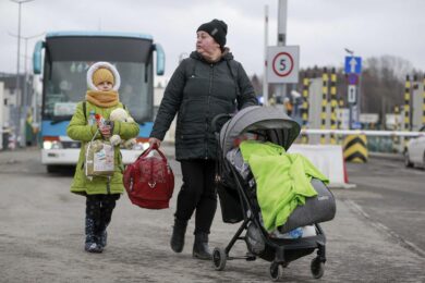 Ucraina, “scappano i ricchi. Impossibile dare aiuti, i russi sparano a tutti”