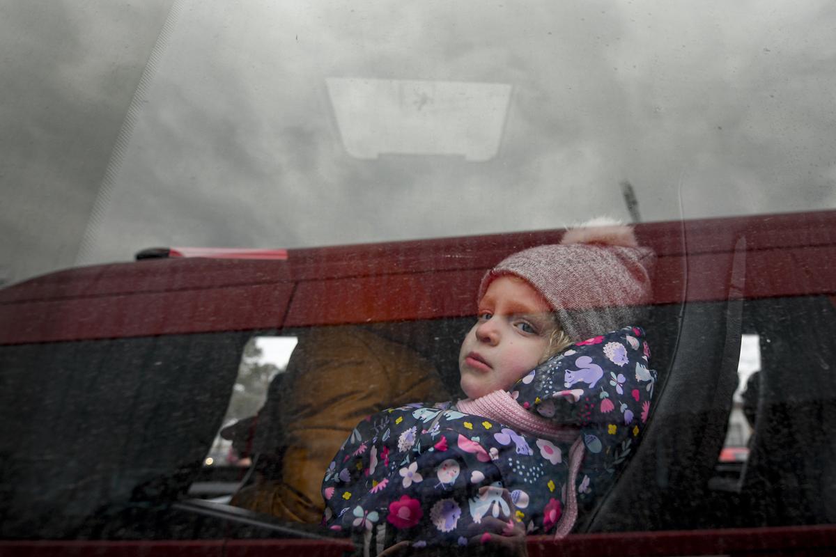 Guerra Ucraina, il dramma dei bambini: “Lanciati in aria per salvarli”