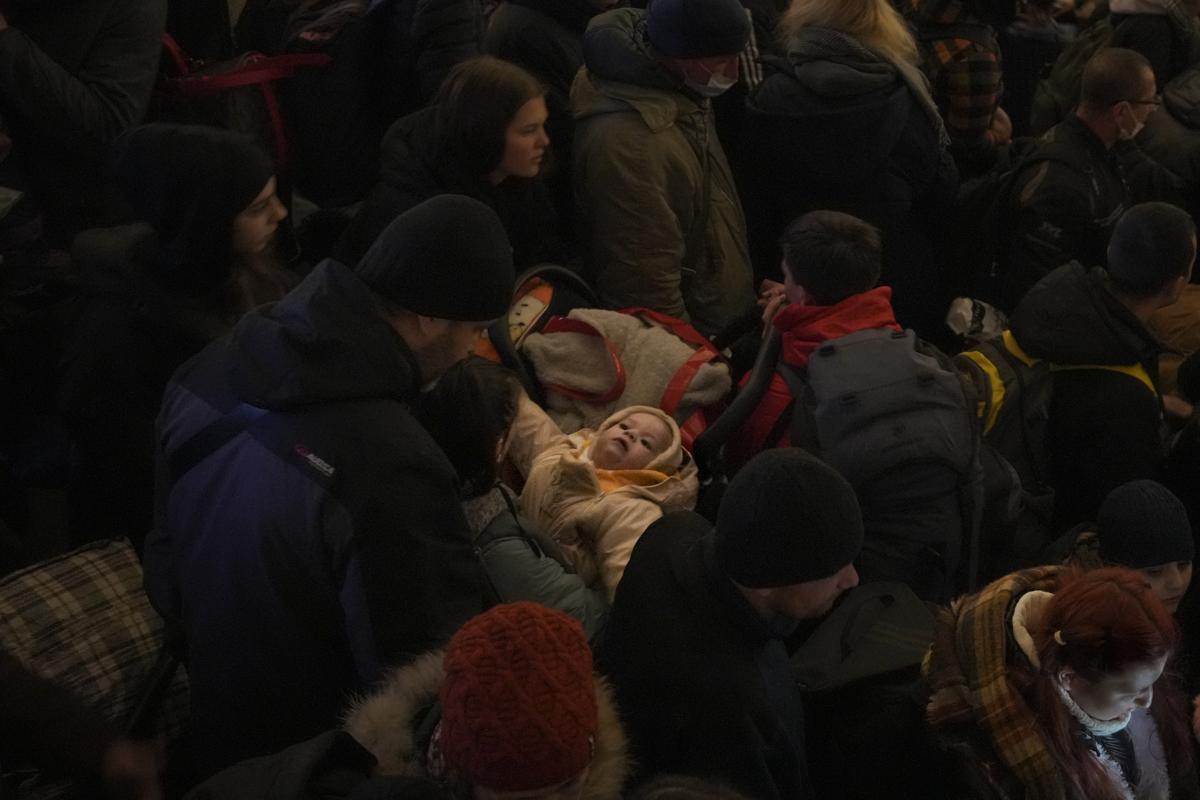 Guerra Ucraina, il dramma dei bambini: “Lanciati in aria per salvarli”