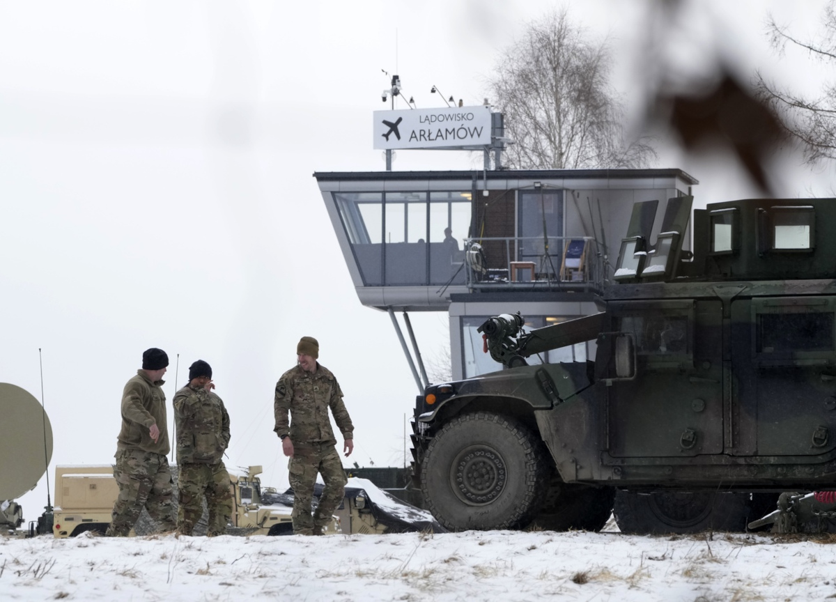 Guerra, colonna di 60 km di carri armati russi a Kiev. “Scappate, rifugiatevi” Guerra, colonna di 60 km di carri armati russi a Kiev. “Scappate, rifugiatevi”
