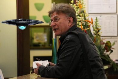 Ucraina, l’ultima sparata di Red Ronnie: “Bomba atomica? Ci difendono gli Ufo”