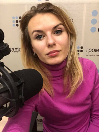 La giovane deputata ucraina Lesia Vasylenko e la guerra raccontata via social