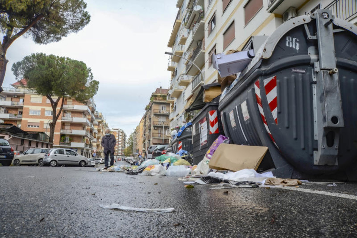 Rifiuti, la bomba su Zingaretti e Gualtieri: Comuni uniti: “Teneteveli a Roma”