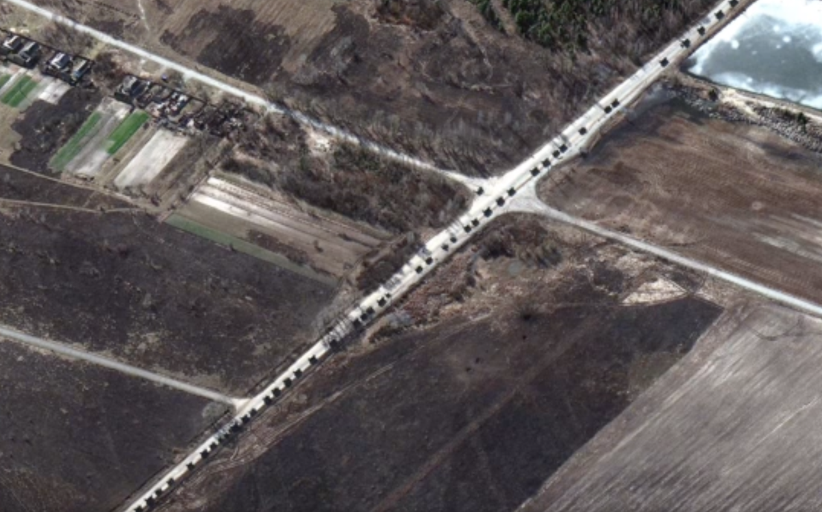Guerra, colonna di 60 km di carri armati russi a Kiev. “Scappate, rifugiatevi” Guerra, colonna di 60 km di carri armati russi a Kiev. “Scappate, rifugiatevi”