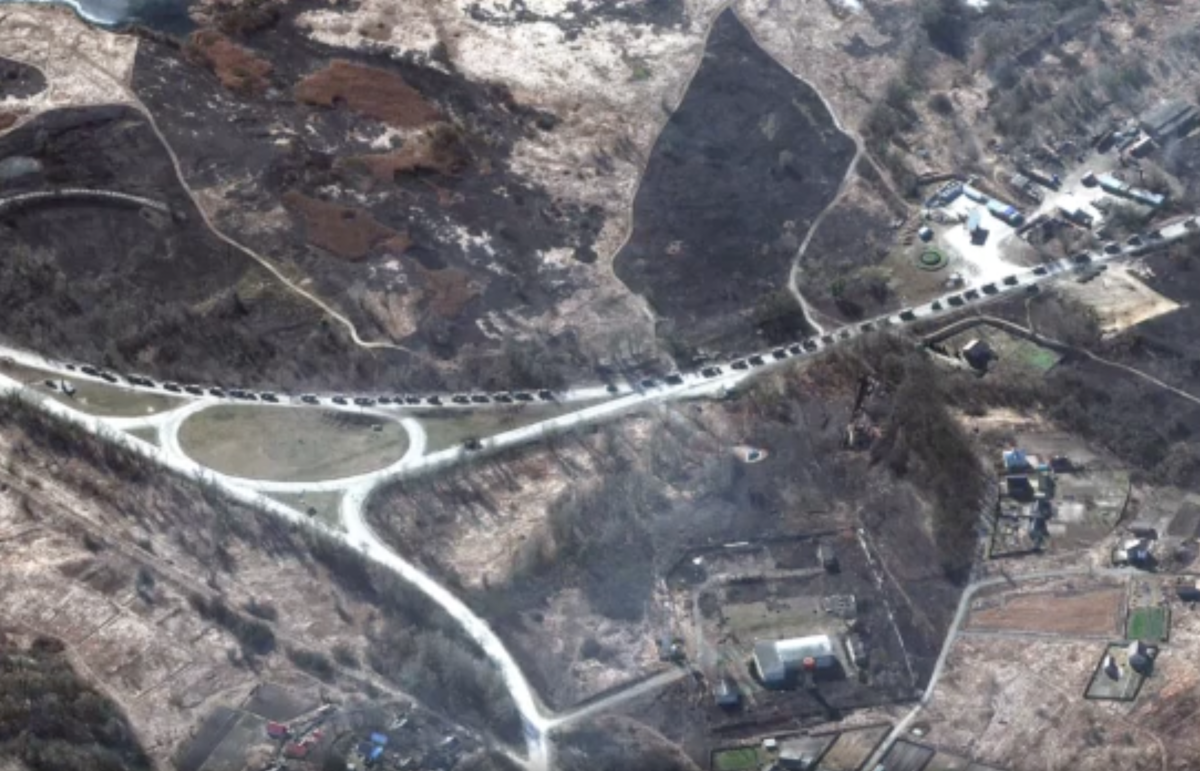 Guerra, colonna di 60 km di carri armati russi a Kiev. “Scappate, rifugiatevi” Guerra, colonna di 60 km di carri armati russi a Kiev. “Scappate, rifugiatevi”