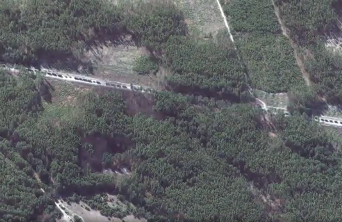 Guerra, colonna di 60 km di carri armati russi a Kiev. “Scappate, rifugiatevi” Guerra, colonna di 60 km di carri armati russi a Kiev. “Scappate, rifugiatevi”