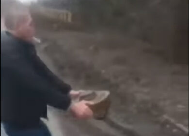 Ucraina, civile trova una mina anti-uomo sulla strada e la sposta